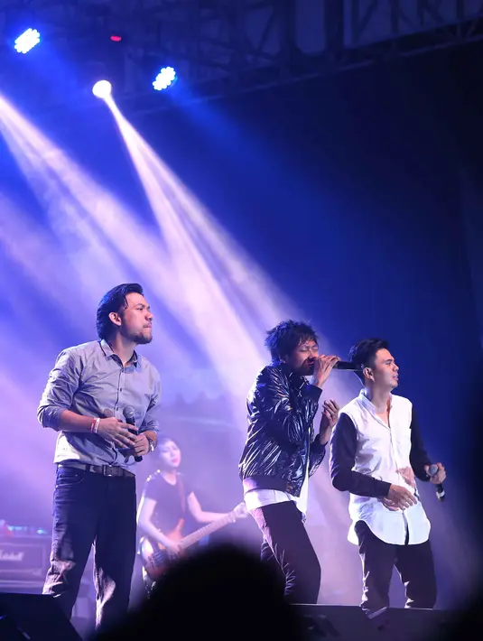 Base Jam pun menutup aksinya di 90's Festival 'Big Reunion' dengan lagu hitsnya berjudul 'Bermimpi' sebagai persembahan terakhir. Mereka juga berterima kasih kepada manajemen dan kru yang selalu mendukung mereka. (Nurwahyunan/Bintang.com)