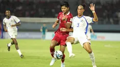 Pemain Timnas Indonesia U-17 Arkhan Kaka Purwanto berebut bola dengan pemain Timnas Panama U-17 Martín Krug pada partai kedua Grup A Piala Dunia U-17 2023 di Gelora Bung Tomo, Senin (13/11/2023). (Doc. LOC WCU17/NFL)