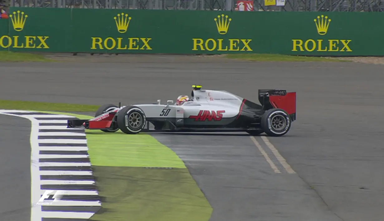 Pebalap rookie Haas F1, Charles Leclerc, melintir saat latihan bebas pertama F1 GP Inggris di Sirkuit Silverstone, Inggris, Jumat (8/7/2016). (Bola.com/Twitter/F1)
