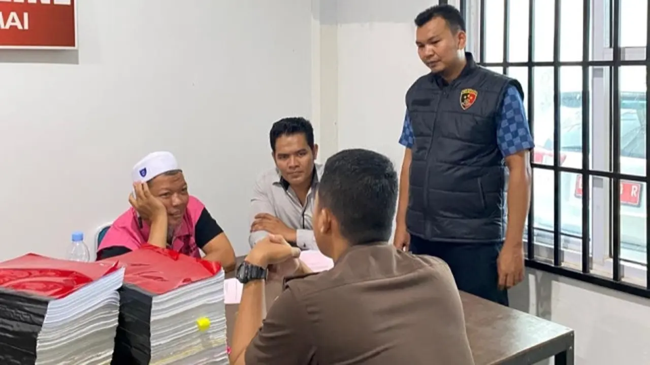 Proses pelimpahan tersangka dan barang bukti korupsi dana hibah majelis taklim di Kota Dumai.