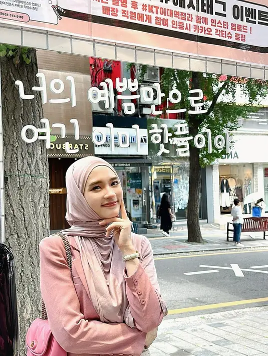 Tak hanya ikut dalam kampanye kebaikan, wanita 31 tahun ini juga menyempatkan waktu untuk berkunjung ke beberapa lokasi wisata di Korea Selatan. Penampilan kasual Inara dengan busana bernuansa pink pun tak lepas dari sorotan.(Liputan6.com/IG/@mommy_starla)