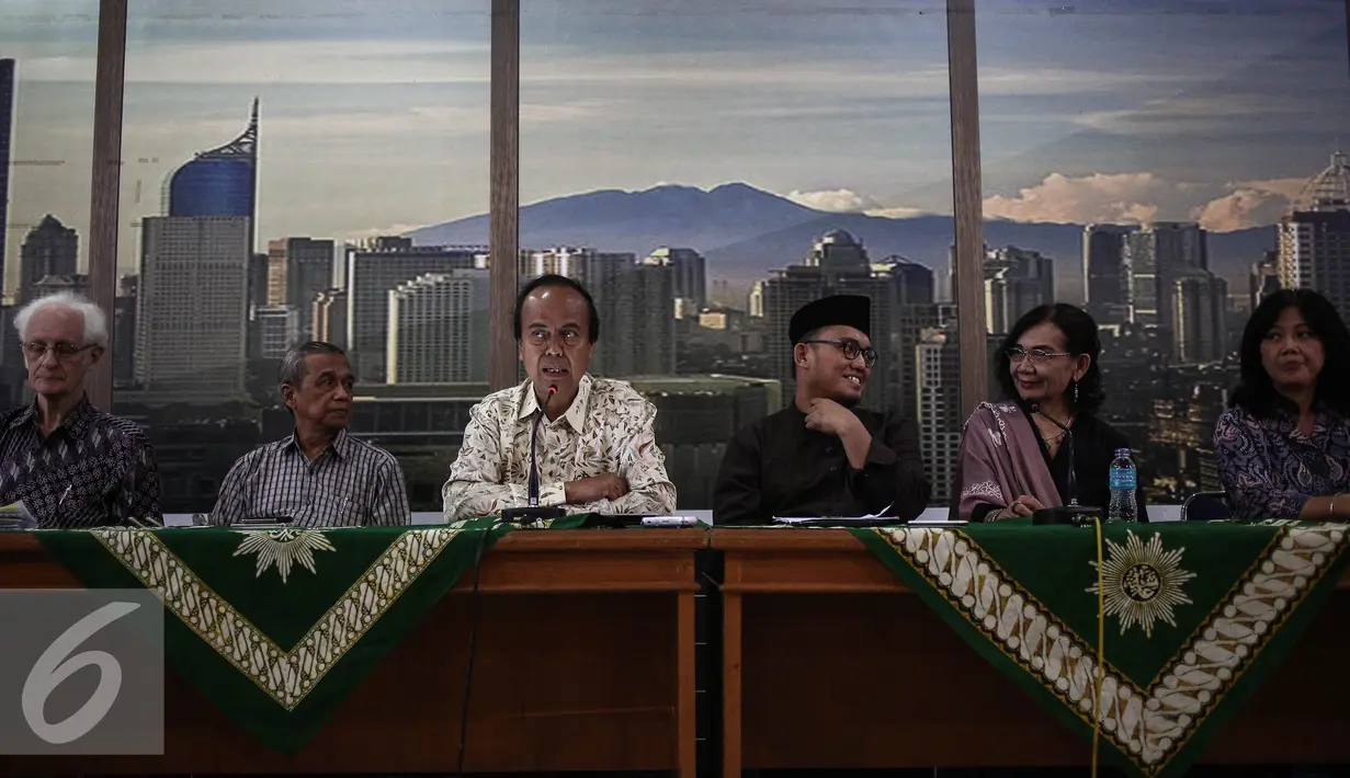 Hafid Abbas (ketiga kiri) memberikan paparan saat menghadiri pandangan Tim Evaluasi Penanganan Terorisme di PP Muhammadiyah, Jakarta, Kamis (15/7). Jumpa pers tersebut terkait Peledakan Bom di Mapolresta Solo. (Liputan6.com/Faizal Fanani)