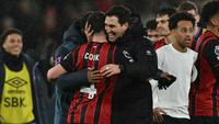 Manajer AFC Bournemouth, Andoni Iraola, memeluk Lewis Cook seusai timnya berhasil mengalahkan Liverpool pada pertandingan Liga Inggris di Vitality Stadium, Minggu (25/1/2025) dini hari WIB. (Glyn KIRK / AFP)