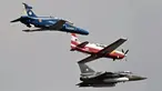 Pesawat Angkatan Udara India tampil pada hari pertama Aero India 2021 Airshow di Stasiun Angkatan Udara Yelahanka, Bangalore, India, Rabu (3/2/2021). Aero India 2021 merupakan pameran kedirgantaraan dan pertahanan utama negara di India. (Jewel SAMAD/AFP)