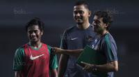 Pelatih Timnas Indonesia, Luis Milla, berdiskusi dengan Ilham Udin Armaiyn saat latihan di Stadion Patriot, Bekasi, Senin (2/10/2017). Latihan ini merupakan persiapan jelang laga persahabatan melawan Kamboja. (Bola.com/Vitalis Yogi Trisna)