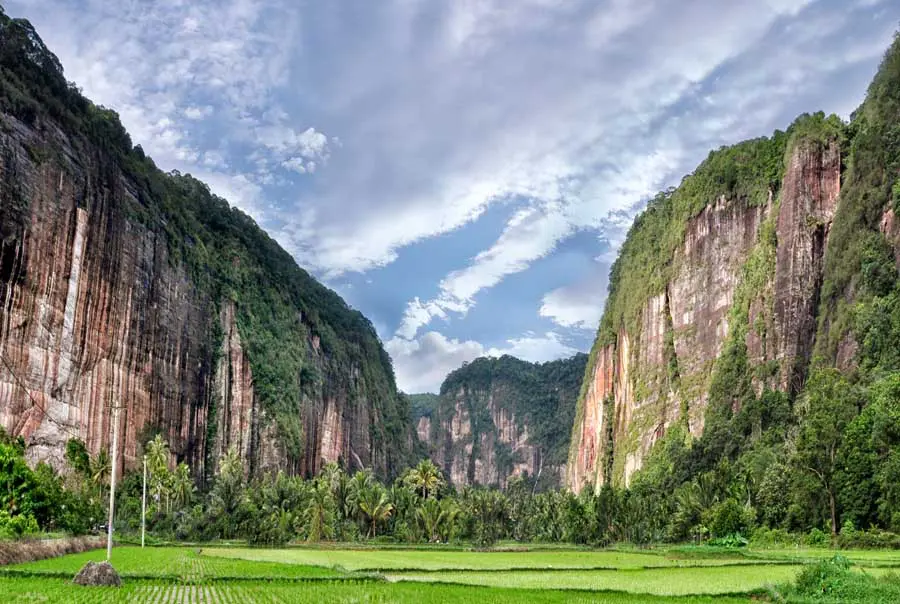 Lembah Harau, Sumatera Barat. (sbsgrouptour.com)