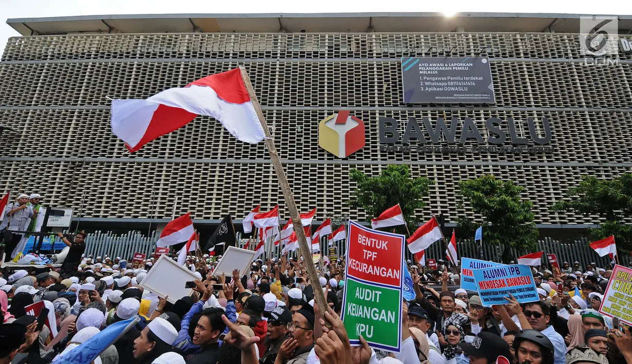 Massa aksi yang tergabung dalam Persaudaraan alumni 212 atau PA 212 melakukan aksi damai di depan gedung Bawaslu, Jakarta, Jumat (10/5/2019). Pada aksinya mereka melaporkan kecurangan pemilu yang merugikan Capres dan Cawapres 02 dan menuntut Bawaslu untuk tetap netral. (Liputan6.com/Herman Zakharia)
