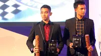 Ahmad Yudhistira (kiri) dan Dhimas Eki (kanan) saat menerima penghargaan IMI Awards 2015 di Hotel Borobudur, Jakarta, Kamis (17/12/2015). Yudistira dan Dhimas adalah dua pebalap Motor Indonesia yang tampil di FIM Asia. (Bola.com/Nicklas Hanoatubun)