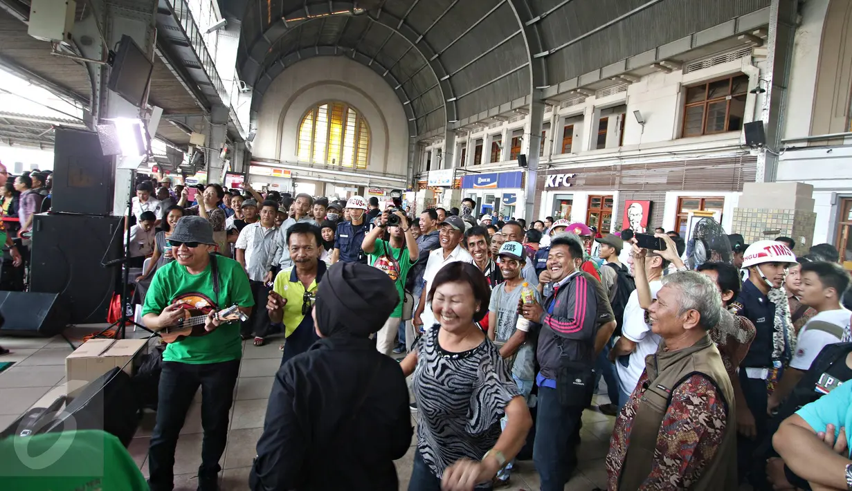 Grup Orkes Pancaran Sinar Petromaks (PSP) bermain musik dalam aksi kampanye Ngamen Anti Korupsi yang diselenggarakan di Stasiun Jakarta Kota (20/5). Acara ini merupakan cara KPK untuk  mengajak publik berantas korupsi. (Liputan6.com/Immanuel Antonius)