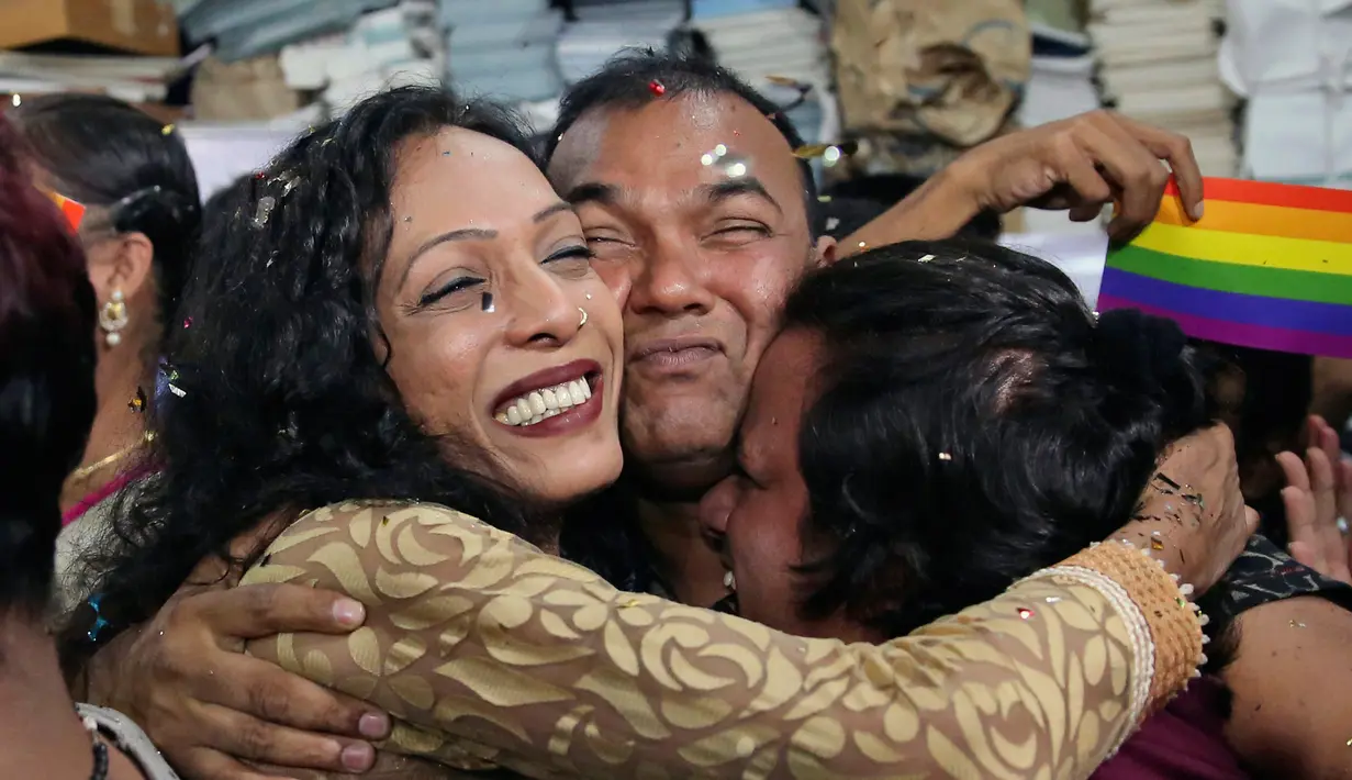 Ekspresi aktivis LGBT setelah Mahkamah Agung India mendekriminalisasi hubungan sesama jenis di Mumbai, Kamis (6/9). Sebelumnya, hukuman yang didakwakan kepada pelaku hubungan sesama jenis sesuai dengan Pasal 377 UUD India. (AP Photo/Rafiq Maqbool)