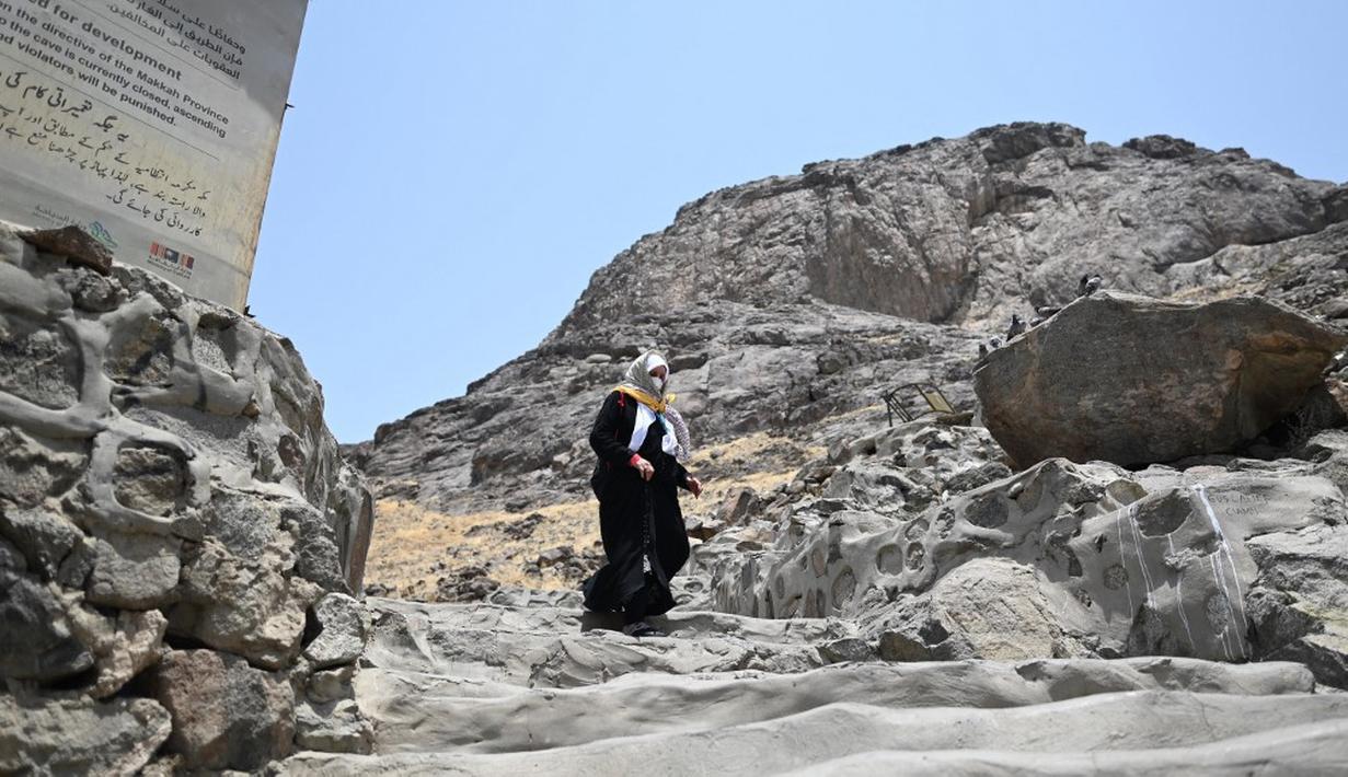 <p>Gua Hira dapat dicapai melalui ratusan anak tangga dengan kemiringan lebih dari 50 derajat. (Sajjad HUSSAIN/AFP)</p>