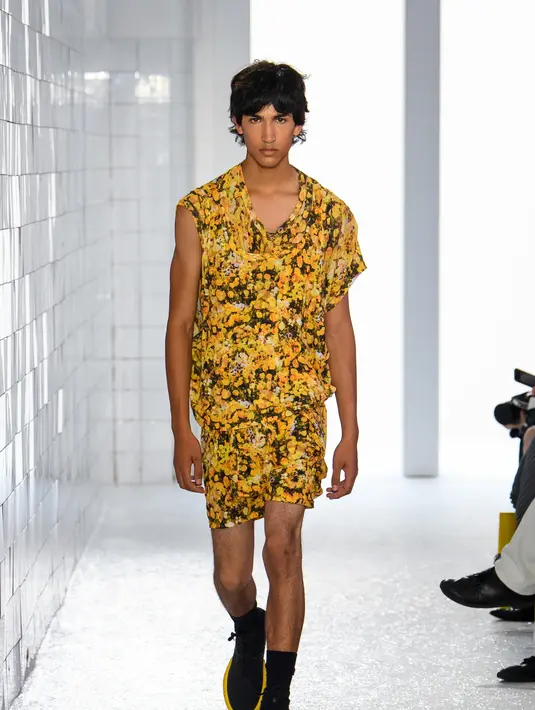 Koleksi ini juga menghadirkan floral print yang diciptakan berdasakan kolaborasi bersama nowartt. [Foto: Document/Onitsuka Tiger]