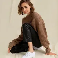 Inspirasi gaya minimalis dengan sneakers klasik yang jadi favorit musim ini. (Foto: Superga)