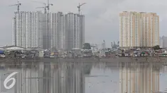Deretan pemukiman kumuh di bantaran Waduk Pluit, Jakarta, Minggu (1/5). Masih banyaknya pemukiman kumuh di sekitar waduk membuat kawasan tersebut terlihat kurang tertata rapi, meskipun telah dibangun taman. (Liputan6.com/Immanuel Antonius)