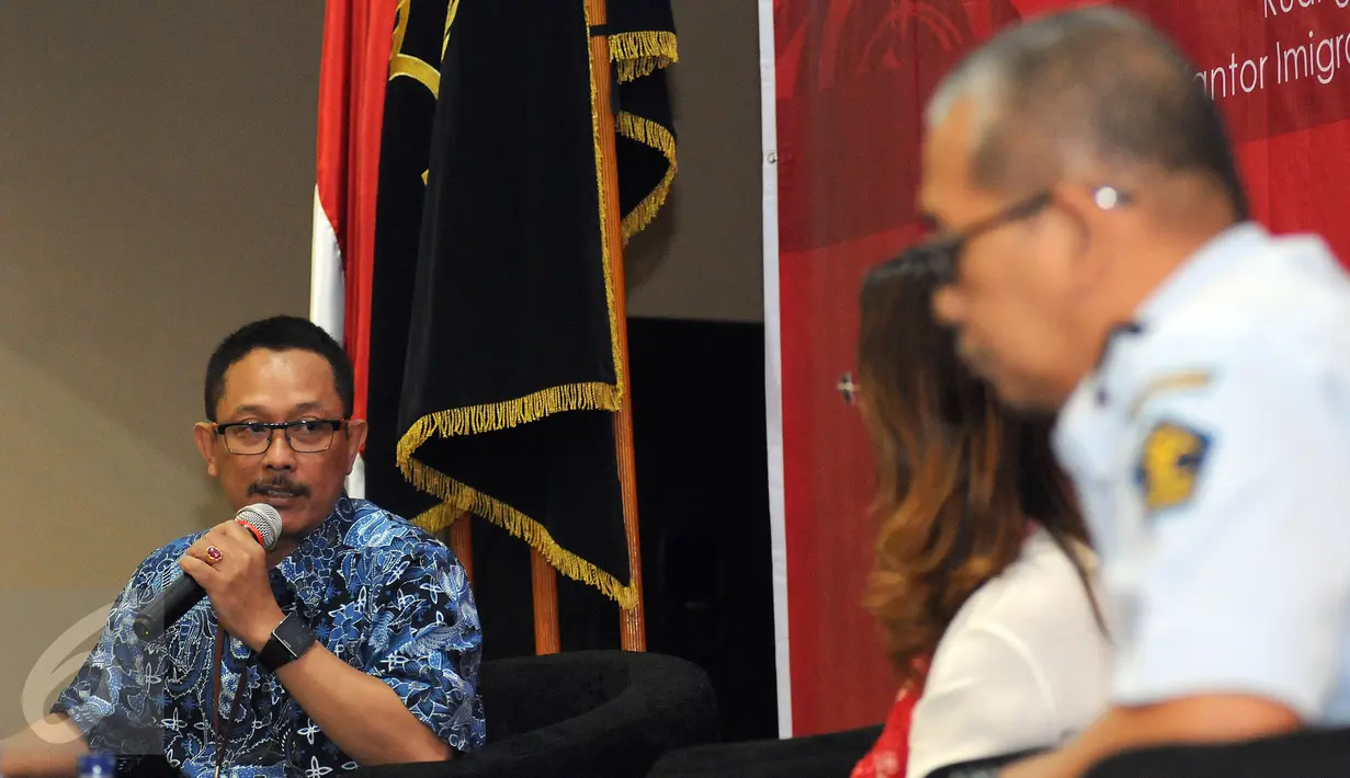 Kepala Seksi IMTA Sektor Industri ditjen kemenaker, R Septy Priharso (kiri) memberikan tanggapan pada membuka Sosialisasi Peraturan Keimigrasian di kantor Imigrasi Jakarta Selatan, Kamis (15/10/2015). (Liputan6.com/Helmi Fithriansyah)