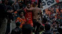 Pemain Persija Jakarta, Emaxwell Souza merayakan golnya dengan penonton yang hadir pada laga pekan terakhir BRI Super League 2025/2026 pada Sabtu (23/5) sore WIB. (Bola.com/Abdul Aziz)