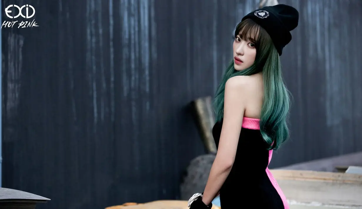 Hani EXID pernah mengombre rambutnya dengan warna hijau. Tak hanya warna hijau, ia memadukan warna cokelat, tosca, biru, hijau dan blonder. (Foto: Koreaboo.com)