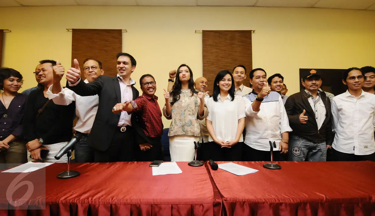 Sejumlah pekerja film berkumpul usai membacakan dukungan revisi PP Daftar Negatif Investasi Sektor Usaha Film di Jakarta, Selasa (9/2/2016). Mereka mendukung Presiden Jokowi untuk menandatangani revisi PP tersebut. (Liputan6.com/Helmi Fithriansyah)