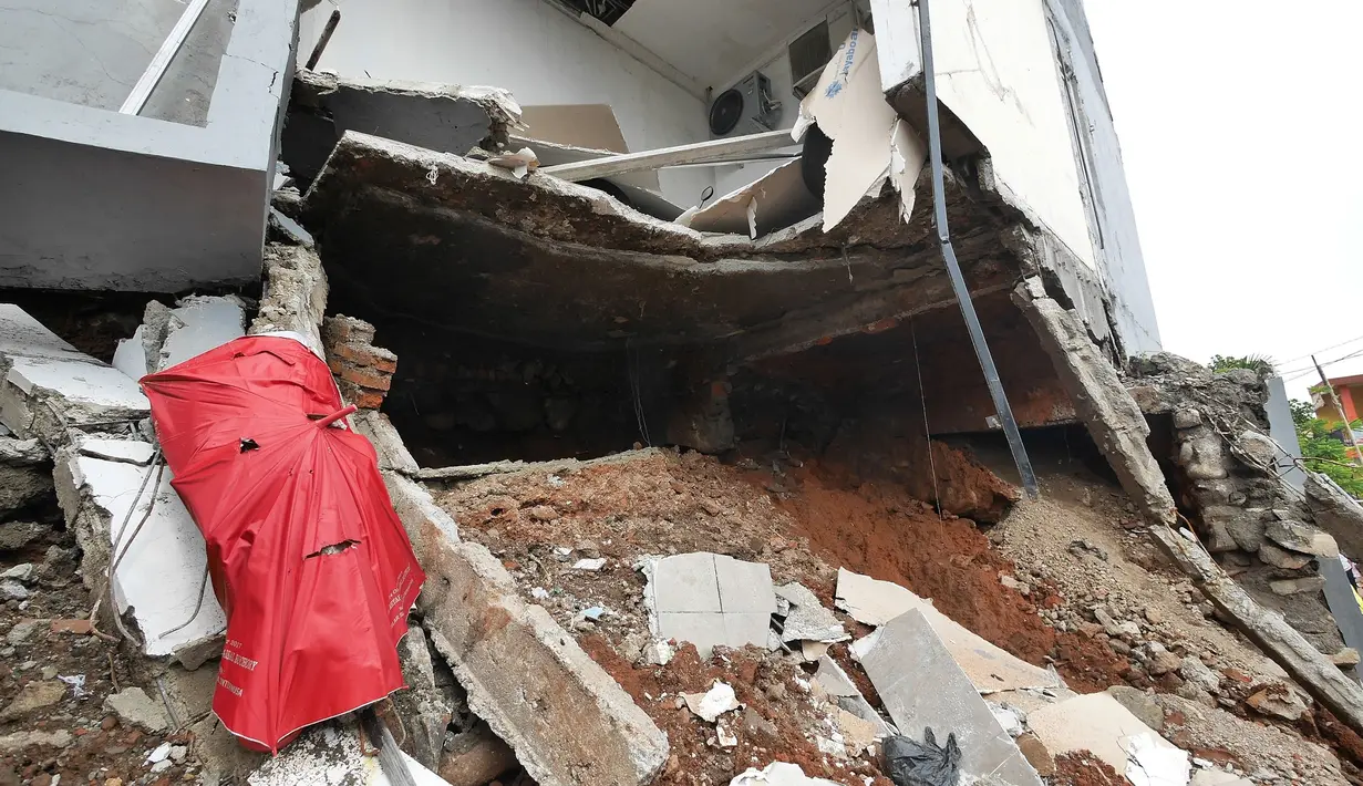 Kondisi rumah yang rusak akibat longsor di Perumahan Pesona Kalisari, Pasar Rebo, Jakarta, Selasa (27/11). Intensitas hujan yang tinggi mengakibatkan rumah milik Ketua RT setempat itu longsor. (Liputan6.com/Herman Zakharia)