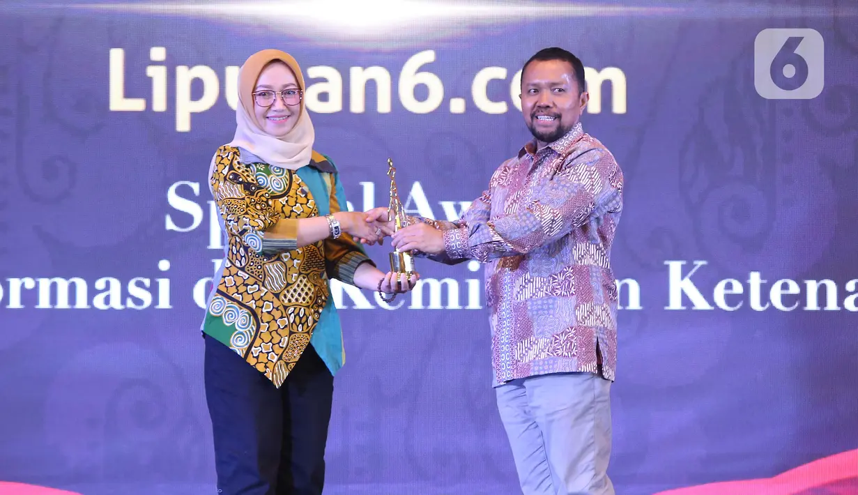 Pewakilan Menteri Ketenagakerjaan Dr. Hj. Ida Fauziyah, M.Si saat menerima Anugerah Perempuan Hebat Liputan6.com dengan Kategori Pionir Transformasi dan Kemitraan Ketenagakerjaan dalam cara Cita dan Cipta 2024 yang diadakan Liputan6.com x Fimela di Hotel Shangri-La Jakarta, Rabu (31/7/2024) malam. (Liputan6.com/Angga Yuniar)