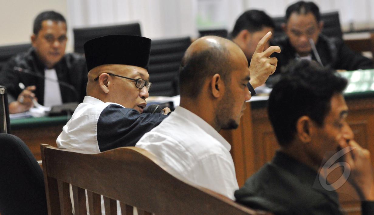 Mantan anggota Komisi VI DPR Fraksi Demokrat Tri Yulianto (kiri) saat dimintai keterangan kasus dugaan penerimaan gratifikasi Kementerian ESDM dengan terdakwa Sutan Bhatoegana di Pengadilan Tipikor, Jakarta, (7/5/2015). (Liputan6.com/Andrian M Tunay)