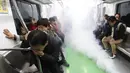 Orang-orang diserang oleh gas tiruan selama latihan anti-terorisme di kereta bawah tanah di stasiun kereta bawah tanah Shindorim di Seoul, Korea Selatan, Selasa 29/10/2019). Latihan anti-terorisme bulan ini dikombinasikan dengan latihan pencegahan bencana. (AP Photo/Ahn Young-joon)