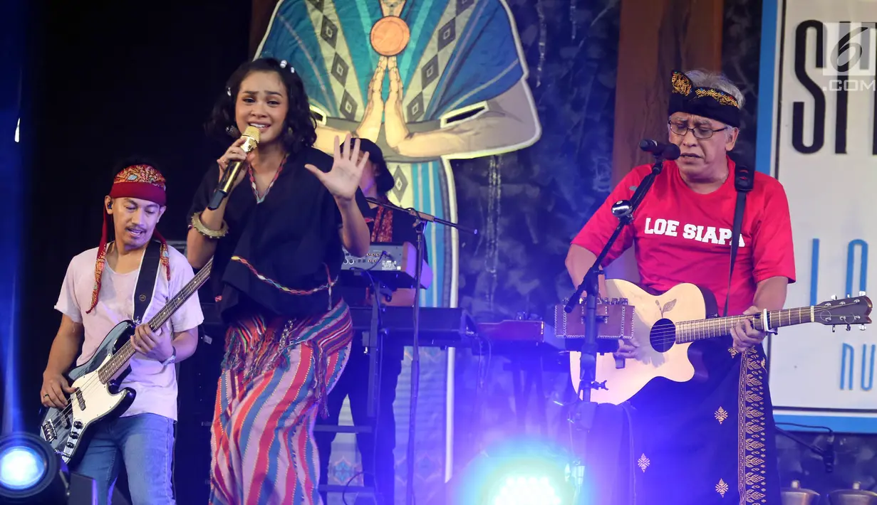 Andien saat berduet dengan Iwan Fals konser Situs Budaya: Nusa Tenggara Barat, Kerajaan Lombok & Bima di Panggung Kita, Depok Sabtu (3/3). Mereka membawakan lagu Seperti Matahari, Asmara dan Pancaroba dan  Barang Antik. (Liputan6.com/Arya Manggala) 