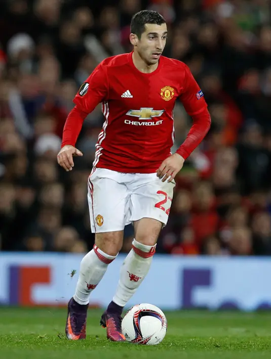 Gelandang MU, Henrikh Mkhitaryan berusaha membawa bola saat bertanding melawan Feyenoord pada pertindangan Grup A Liga Europa di Stadion Old Trafford, Inggris (24/11). MU menang telak atas Feyenoord dengan skor 4-0. (Reuters/Phil Noble)