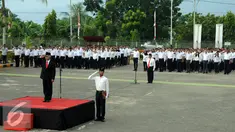 Ratusan karyawan BUMN dari berbagai instansi mengikuti upacara peringatan kemerdekaan Indonesia ke-71 di Terminal BMM, Manokwari, Papua Barat, Rabu (17/8). Upacara dipimpin Dirut PT Pertamina, Dwi Soetjipto. (Liputan6.com/Helmi Fithriansyah)