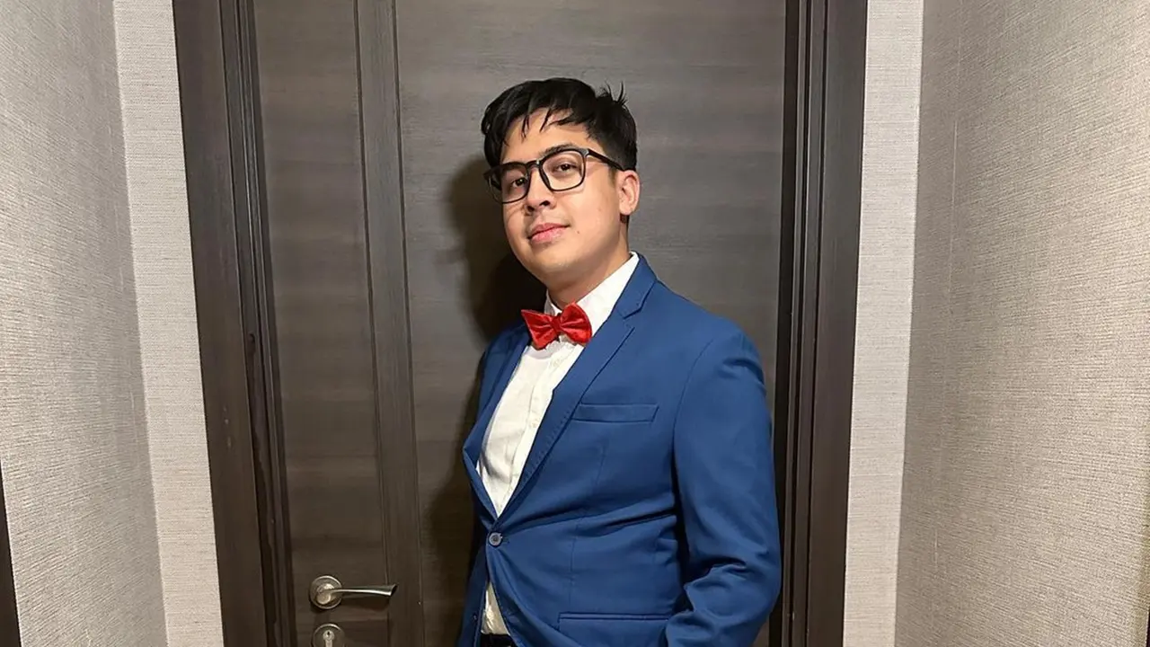 Potret Jerome Polin Cosplay Anime Conan, Netizen: Detektif Matematika
