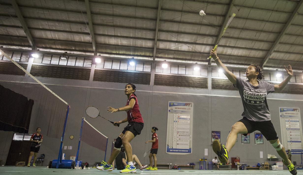 Pasangan pebulutangkis ganda putri Indonesia, Greysia Polii dan Nitya Krishinda Maheswari berlatih keras jelang Olimpiade Rio de Janeiro 2016. (Bola.com/Vitalis Yogi Trisna)