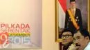 Mendagri, Tjahjo Kumolo (kedua kanan) menyimak keterangan Ketua KPU Pusat Husni Kamil Manik saat Rapat Koordinasi Persiapan Akhir Penyelenggaraan Pilkada Serentak 2015 di Gedung KPU Pusat, Jakarta, Minggu (6/12/2015). (Liputan6.com/Helmi Fithriansyah)