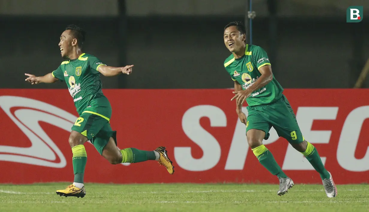 Gelandang Persebaya Surabaya, Rendi Irwan (kiri) melakukan selebrasi usai mencetak gol kedua ke gawang Madura United dalam laga matchday ke-2 Grup C Piala Menpora 2021 di Stadion Si Jalak Harupat, Bandung, Minggu (28/3/2021). Persebaya menang 2-1 atas Madura United. (Bola.com/M Iqbal Ichsan)