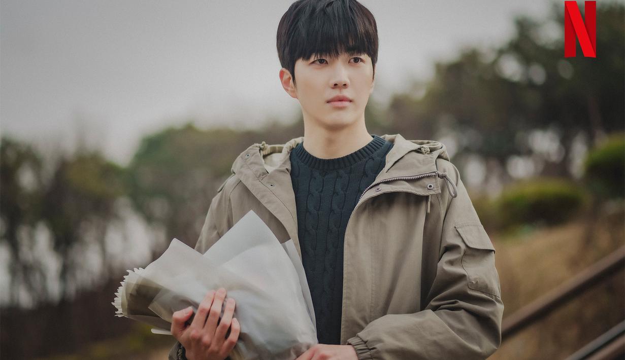 "Saya berakting sambil fokus pada perubahan emosional detail pada In Gyu, yang mungkin tampak lemah di luar tetapi merupakan karakter yang rasional, tenang, dan bijaksana," ucapnya. (Foto: Instagram/ netflixkr)