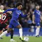 Gelandang Chelsea, Willian, menggiring bola saat melawan Bournemouth pada laga Piala Liga Inggris di Stadion Stamford Bridge, Kamis (20/12). Chelsea menang 1-0 atas Bournemouth. (AP/Alastair Grant)