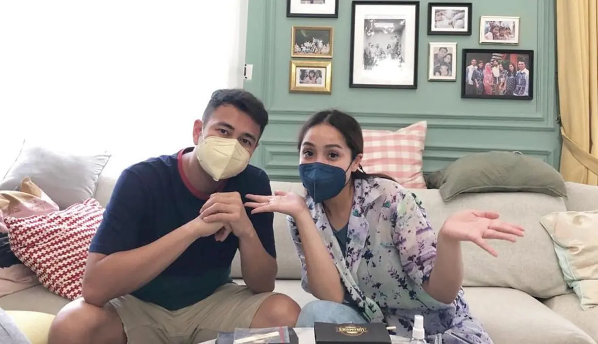 Lantaran usai divaksin tahap satu Raffi Ahmad sempat menghebohkan publik. Kini di tahap kedua, ia pun diserbu berbagai peringatan agar tidak berkumpul dengan orang banyak lebih dulu setelahnya. (Instagram/raffinagita1717)