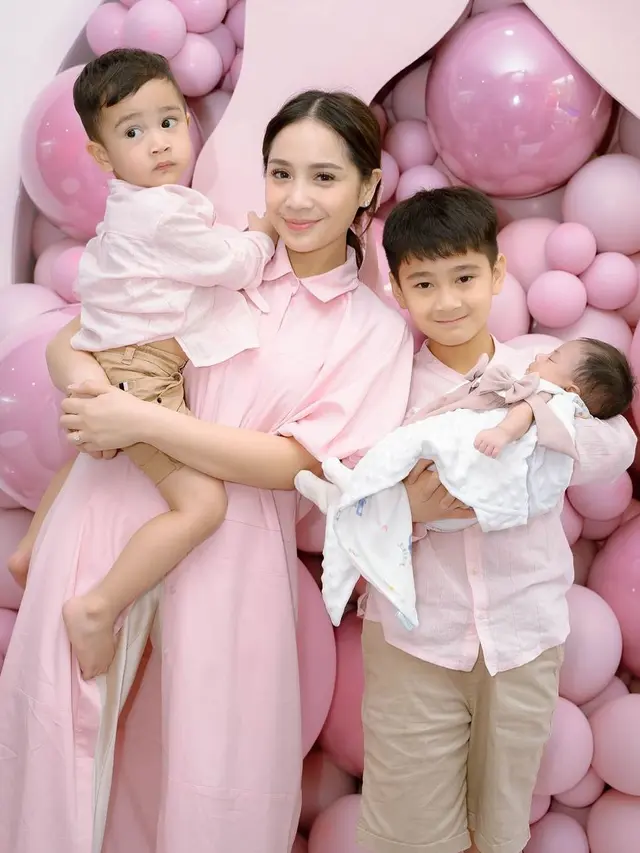 6 Gaya Serba Pink Keluarga Raffi Ahmad dan Nagita Slavina Gelar Aqiqah Baby Lily