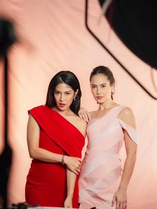 Dian Sastrowardoyo tampil memesona dibalut dress merah dengan bahu asimetris. [Foto: Instagram/pevpearce]