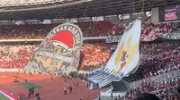 Penampakan atribut dan koreografi Ultras Garuda saat laga Timnas Indonesia vs Irak dalam lanjutan putaran dua Kualifikasi Piala Dunia 2026 di Stadion Utama Gelora Bung Karno (SUGBK) pada Kamis (6/6/2024). (Liputan6.com/Melinda Indrasari)