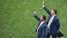 Pelatih kepala Timnas Belanda, Louis van Gaal (kanan) dan pelatih asisten Patrick Kluivert setelah Grup B Piala Dunia 2014 melawan Chile di Corinthians Arena, Sao Paulo, Brasil, 23 Juni 2014. De Oranje menang dengan skor 2-0. (AFP/Gabriel Bouys)