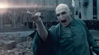 Ralph Fiennes memerankan karakter antagonis Voldemort di film Harry Potter (BBC)