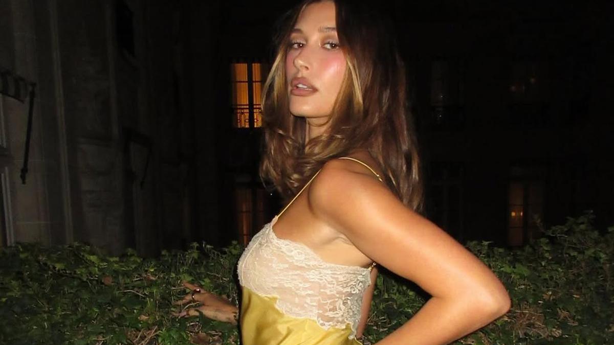 Tampilan Berani Hailey Bieber Bawa Lingerie ke Jalanan di Saint Laurent Fashion Week