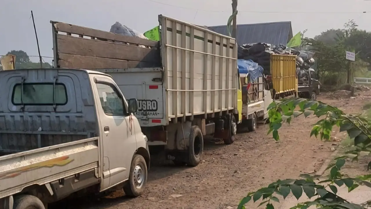 Sejumlah kendaraan pengangkut sampah tampak mengantri untuk memasuki TPA sampah liar Limo, Depok (Istimewa)
