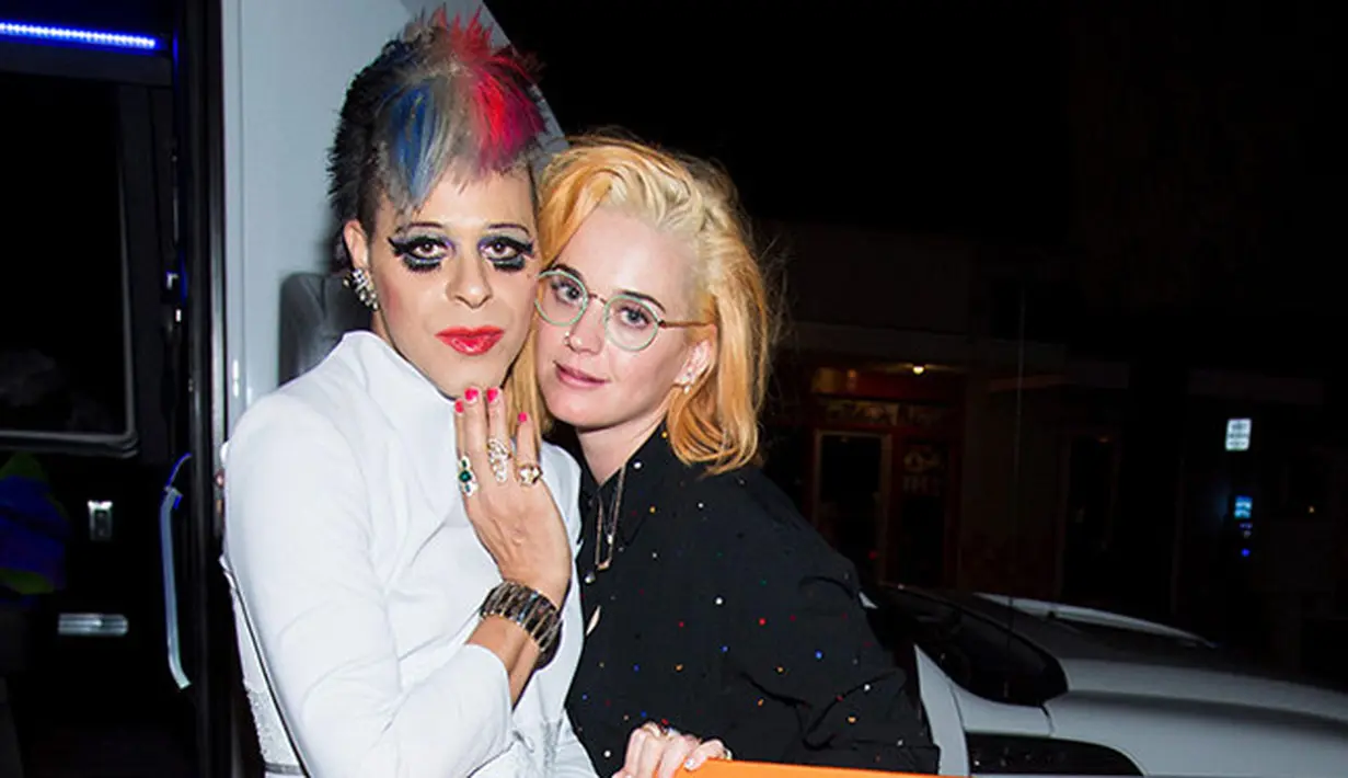 Membicarakan kisah asmara Katy Perry dan Orlando Bloom memang tak ada habisnya dan seringkali membuat orang-orang iri dengan kemesraannya. Baru-baru ini Katy membuat tampilan spesial di hari ulang tahun Bloom. (doc.eonline.com)