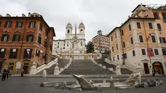 Sejumlah polisi berpatroli di kawasan Alun-Alun Piazza, Spagna, Roma, Italia, 24 Desember 2020. Di Italia, regulasi yang berlaku selama Natal dan Tahun Baru melarang perjalanan nonesensial sejauh 30 km lebih dari rumah atau antarwilayah. (Xinhua/Cheng Tingting)