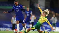 Penyerang Chelsea, Ruben Loftus-Cheek berusaha melewati pemain Norwich City, Todd Cantwell pada pertandingan lanjutan Liga Inggris di Stamford Bridge, London, Inggris (14/7/2020). Chelsea menang tipis 1-0 atas Norwich. (AP Photo/Adam Davy,Pool)