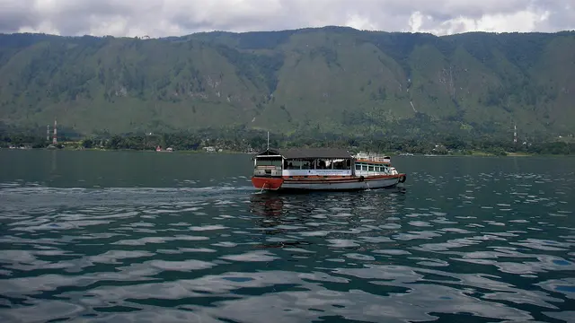 Boat untuk menyeberang ke Pulau Samosir dari pinggir Danau Toba. (Dok: Gunung Bagging https://www.gunungbagging.com/samosir/)