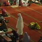 Umat muslim melakukan salat pada hari ke-28 bulan suci Ramadan di Masjid Istiqlal, Jakarta, Selasa (12/6). Sejumlah umat muslim meningkatkan ibadah mereka dengan itikaf di Masjid Istiqlal jelang berakhirnya Ramadan. (Liputan6.com/Helmi Fithriansyah)
