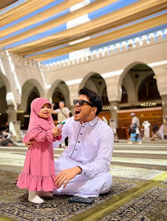 Setelah Madinah, Atta Halilintar dan keluarganya akan melanjutkan perjalanan ke Mekah dan menjalankan ibadah puasa pertama disana. [Instagram/thariqhalilintar]