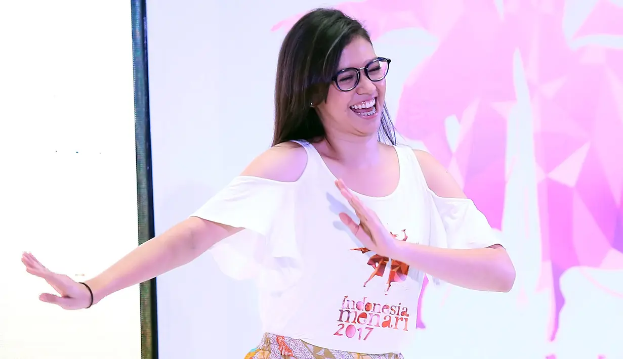 Pertama kali melenggokan tubuhnya dalam menyemarakan acara Indonesia Menari 2017, Yuki mengaku sangat gugup karena ini merupakan pengalaman pertamanya. Terlebih ia tampil di hadapan banyak orang. (Bambang E.Ros/Bintang.com)